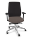 Siège de travail avec accoudoirs. Support lombaire réglable en hauteur. Assise réglable en profondeur. Coloris cappuccino, résille gris piètement chromé