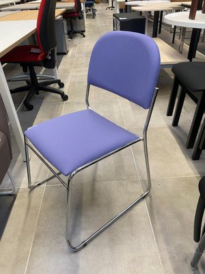 DESTOCKAGE - Chaise - Chaise visiteur piétement luge structure chromée assise et dossier en tissu lilas
