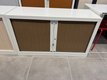 Armoire à rideaux hauteur 69,5 cm x 120 cm, coffre blanc rideaux noyer