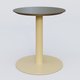 Table Basse Fashion Styl piètement colonne en métal et plateau bois. Plateau Chêne Moka et pietement Jaune Cuivre (RAL 1002).