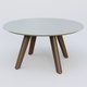 Table Basse Fashion Styl piètement 3 pieds en bois et plateau bois. Plateau Gris (RAL 7038) et pietement Chêne Moka.