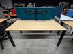 Bureau droit 160 x 80 cm avec panneaux écran et support pour deux écrans, piétement noir plateau chêne