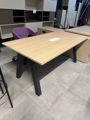 DESTOCKAGE - Bureau - Table de réunion 180 x 90 cm avec top access non équipé