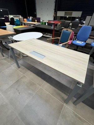 DESTOCKAGE - Bureau - Bureau 160 x 80 cm avec top acces équipé plateau acacia et piétement couleur aluminium