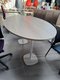 Table ovale hauteur 90 cm longueur 180 cm largeur 110 cm , plateau acacia et piétement blanc