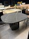 Table 120 x 120 plateau de forme carré finition marbre et piétement anthracite