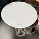 Table d'appoint + 1 tabouret structure métal blanc et plateau blanc