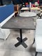 Table X-line plateau de 70 x 70 cm, hauteur 90 cm piétement anthracite, plateau béton foncé
