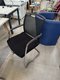 Siège visiteur DANDY, dossier résille et assise tissu noir