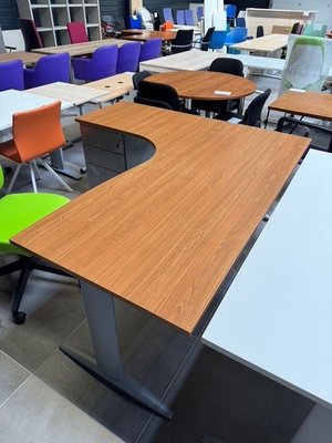 DESTOCKAGE - Bureau - Bureau asymétrique 90° plateau merisier piétement alu 180x163cm avec caisson hauteur de bureau 3 tiroirs métal