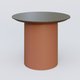 Table Basse Fashion Styl piètement colonne en métal D-26cm et plateau bois. Plateau Chêne Moka et pietement Brun cuivré (RAL 8004).