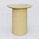 Table Basse Fashion Styl piètement colonne en métal D-26cm et plateau bois. Plateau Jaune Cuivre (RAL 1002) et pietement Jaune Cuivre (RAL 1002).