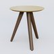 Table Basse Fashion Styl piètement 3 pieds en bois et plateau bois. Plateau Jaune Cuivre (RAL 1002) et pietement Chêne Moka.