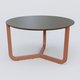 Table Basse Fashion Styl piètement tryptique en métal et plateau bois. Plateau Chêne Moka et pietement Brun cuivré (RAL 8004).