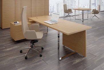 Gamme P1 - Tables de bureau - P1 Ensemble de bureau 244x150cm. crédence retour à gauche. top access. avec voile de fond