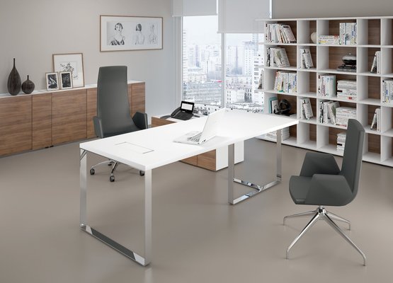 Gamme P1 - Tables de bureau - P1 Table de bureau 220x90cm. top access à droite. sans voile de fond