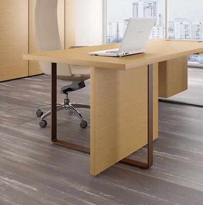 Gamme P1 - Tables de bureau - P1 Ensemble de bureau 244x150cm. crédence retour à gauche. top access. avec voile de fond