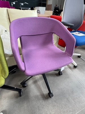DESTOCKAGE - Sièges & Fauteuils - Fauteuil visiteur a roulettes tissu violet