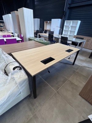 DESTOCKAGE - Bureau - Table 200 x 100 piétement K3 avec 2 top access équipé de PC et USB plateau chêne et piétement noir