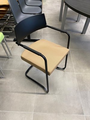 DESTOCKAGE - Chaise - Siège visiteur structure traineau noir avec assise marron clair et dossier en polyprolène noir