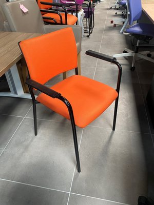 DESTOCKAGE - Sièges & Fauteuils - Siège visiteur 4 pieds structure noir, assise tissu orange