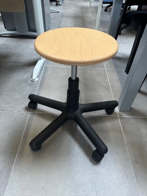 DESTOCKAGE - Chaise - Tabouret en bois sur roulettes