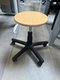 Tabouret en bois sur roulettes