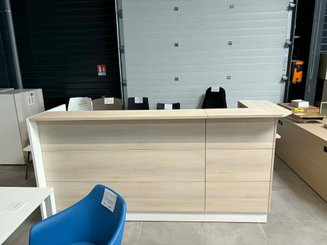 DESTOCKAGE - Accueil & Réunion - Banque d'accueil Coloris Blanc avec façade verre blanc Largeur 2300 + retour PMR