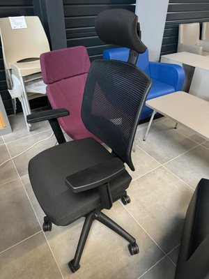 DESTOCKAGE - Sièges & Fauteuils - Siège de bureau avec accotoirs et têtière assise en tissu noir et dossier en résille noir, support lombaire