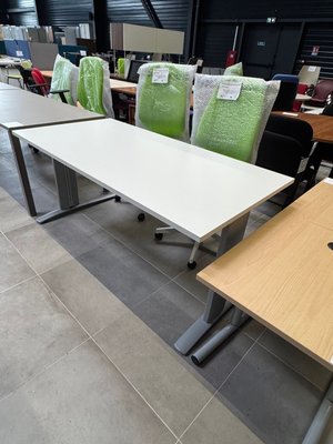 DESTOCKAGE - Bureau - Bureau plan droit longueur 160 cm, largeur 80 cm plateau blanc et piétement couleur aluminium