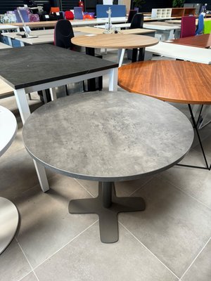 DESTOCKAGE - Bureau - Table ronde hauteur 90 cm, diametre 90 cm plateau effet béton piétement gris