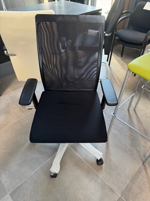 DESTOCKAGE - Sièges & Fauteuils - Siège de bureau avec dossier en résille, piétement chromé, accotoirs 3d