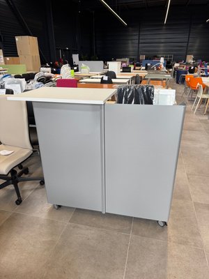 DESTOCKAGE - Bureau - Comptoir accueil mobile metal, plateau mélamine blanc, longueur 138cm x hauteur 117cm x profondeur 60cm finition couleur alu