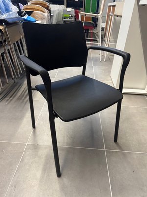 DESTOCKAGE - Sièges & Fauteuils - Siège structure 4 pieds noir assise et dossier en polypropylene noir avec accotoirs