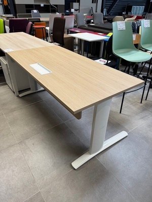 DESTOCKAGE - Bureau - Bureau K1, 160 x 80 plateau chêne et piétement blanc et voile de fond en mélaminé