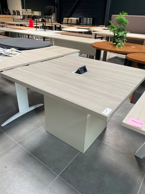 DESTOCKAGE - Bureau - Table 110 x 110 cm avc top accès couleur alu, plateau finition orme et piét central beige