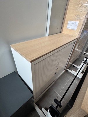 DESTOCKAGE - Rangements - Armoire à rideau Hauteur 105 longueur 100 coffre et rideaux blanc, top de finition chêne