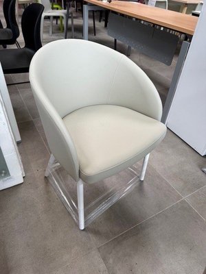 DESTOCKAGE - Sièges & Fauteuils - Fauteuil 4 pieds structure blanche assise et dossier en revêtement PVC Crème