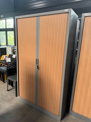 DESTOCKAGE - Rangements - Armoire haute à rideaux 198 x 120 cm déjà utilisé, coffre couleur aluminium et rideaux poirier