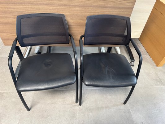 DESTOCKAGE - Chaise - Lot de deux sièges de réunion DIVA, assise revêtement PVC noir et dossier résille