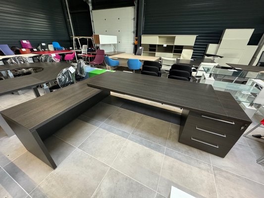 DESTOCKAGE - Bureau - Bureau de direction lg 257 avec retour lg 200 cm et caisson porteur 3 tirroirs couleur WENGE