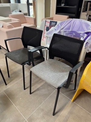 DESTOCKAGE - Sièges & Fauteuils - Lot de deux sièges visiteurs avec accotoirs et dossier en résille et assise en tissu