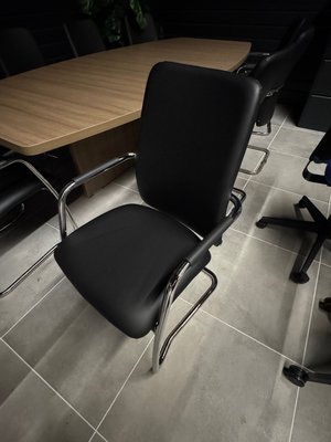 DESTOCKAGE - Rangements - Siège visiteur en revêtement PVC noir avec accotoirs chromé