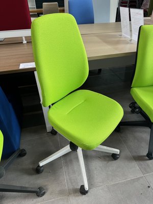 DESTOCKAGE - Chaise - Siège de bureau BE ALL Tissu vert mécanisme synchrone piétement blanc