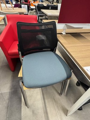 DESTOCKAGE - Sièges & Fauteuils - Lot de deux chaises visiteurs structure 4 pieds chromé dossier résille noir et assise tissu gris bleu