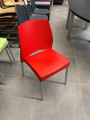 DESTOCKAGE - Chaise - Lot de 2 chaises structure couleur aluminium 4 pieds, avec coque polypropylène rouge