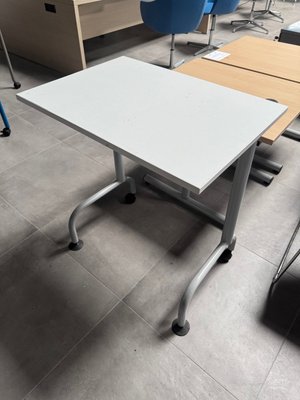 DESTOCKAGE - Bureau - Table scolaire 70 x 50 cm, plateau gris clair tachée piétement métal couleur gris