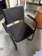 Chaise visiteur avec accotoir piétement traineau noir + assise et dossier en tissu noir