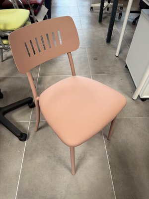 DESTOCKAGE - Chaise - Chaise structure 4 pieds assise en pvc rose clair, dossier en métal