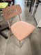 Chaise structure 4 pieds assise en pvc rose clair, dossier en métal
